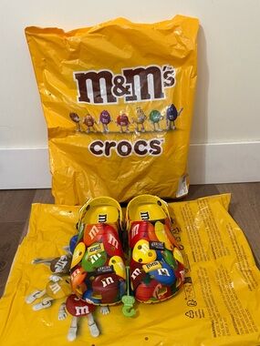 🔥 LIMITED DROP – M&M’s Crocs Classic Clog 🍬🔥